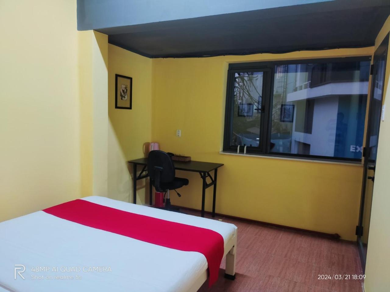 Shusimi House & Boutique Near Tan Son Nhat Airport Хошимін Екстер'єр фото